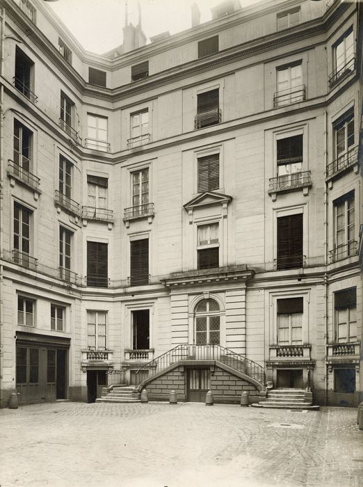 façades sur cour, vue partielle