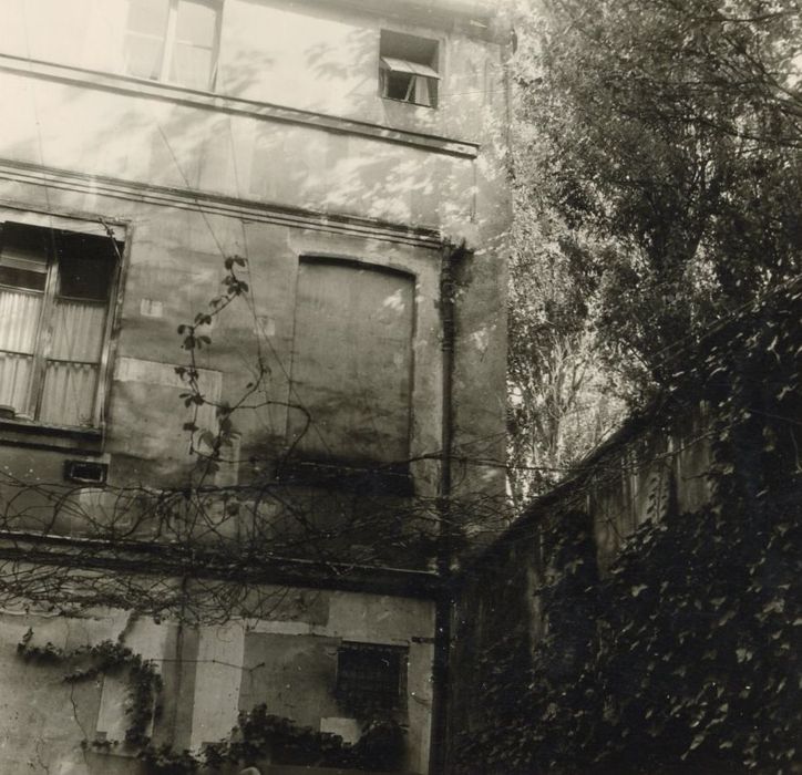 façade sur cour, vue partielle