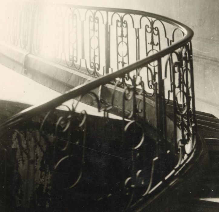 escalier, détail de la rampe en fer forgé