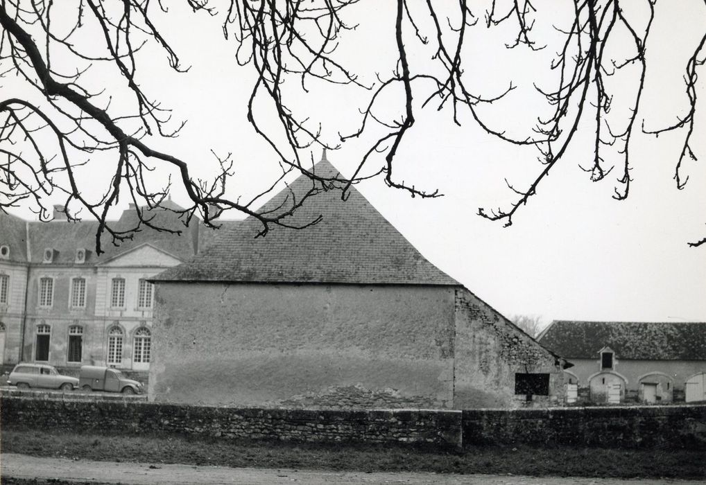 vue partielle des communs, aile nord, mur pignon est