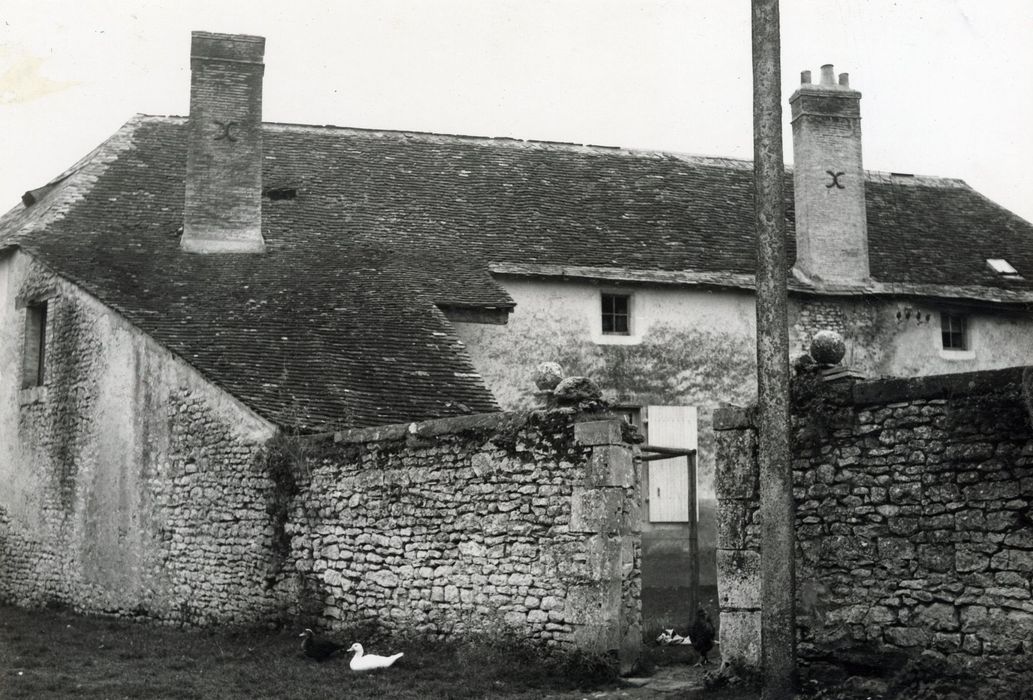 vue partielle des communs, vue partielle de la façade nord de la ferme