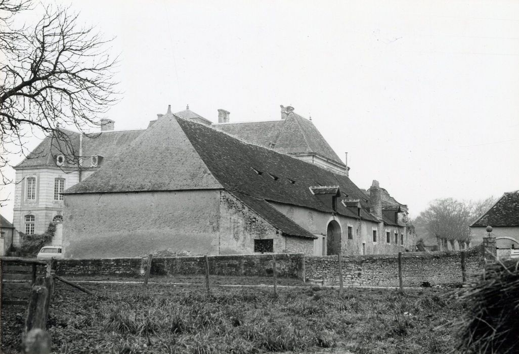 vue partielle des communs, aile nord