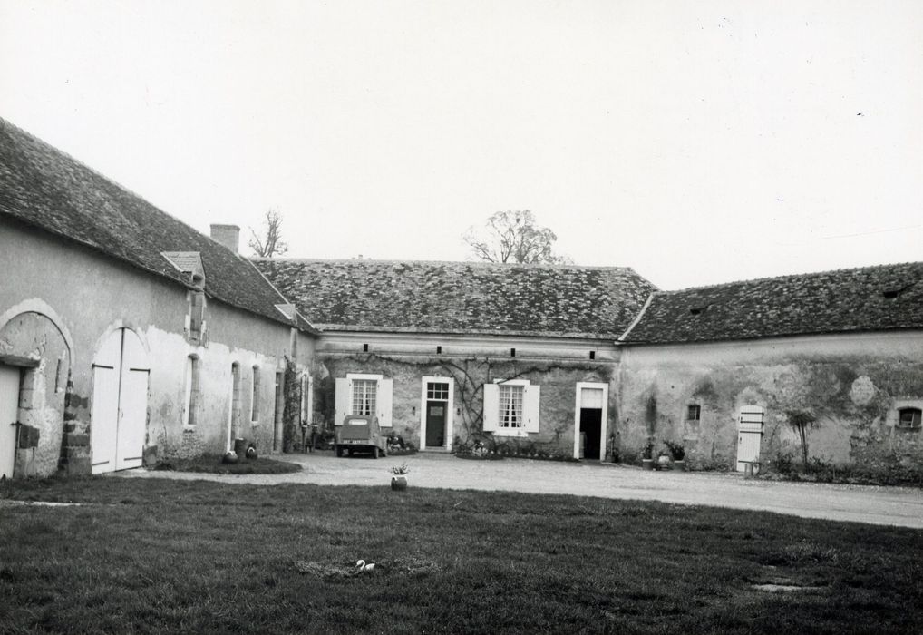 vue partielle des communs, façade sud de la ferme