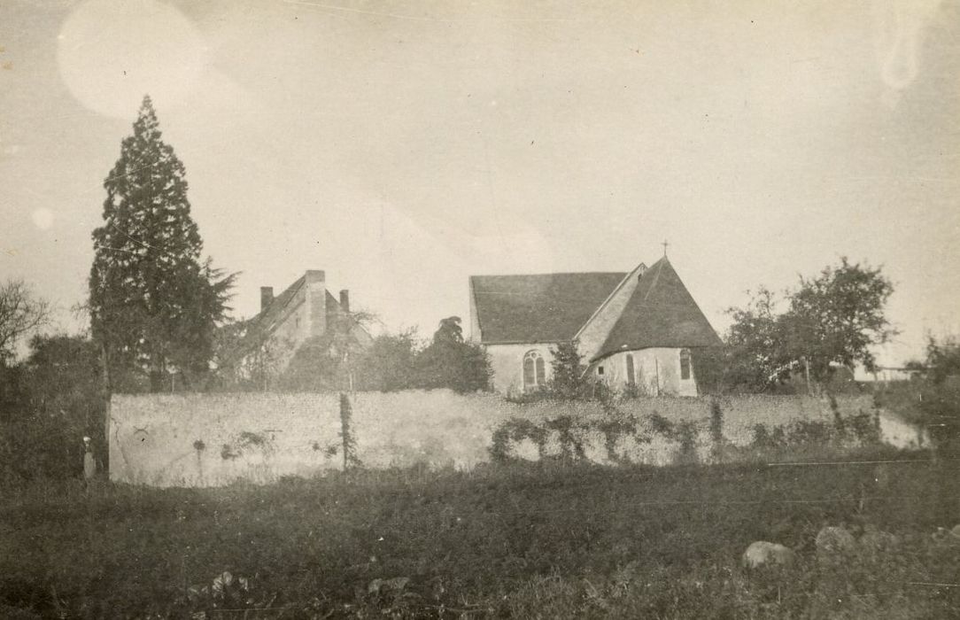 vue partielle de l’église dans son environnement depuis l’Est