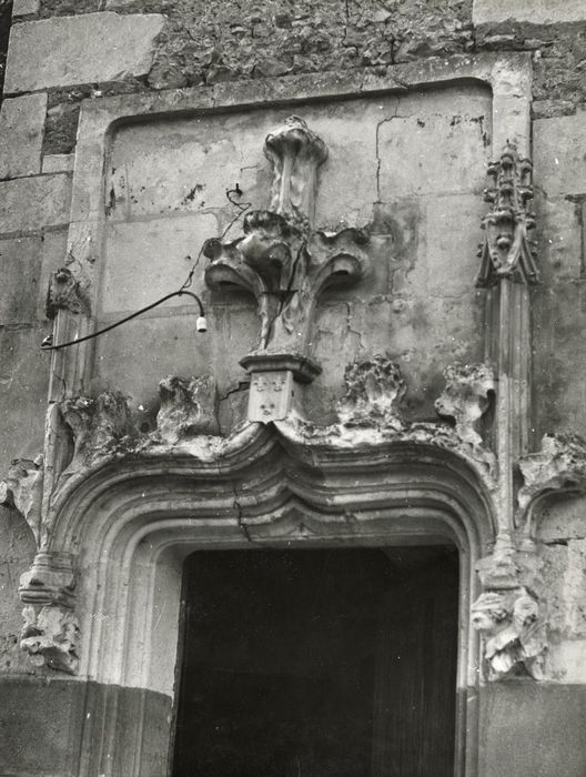 tourelle d’escalier, porte d’accès, vue partielle