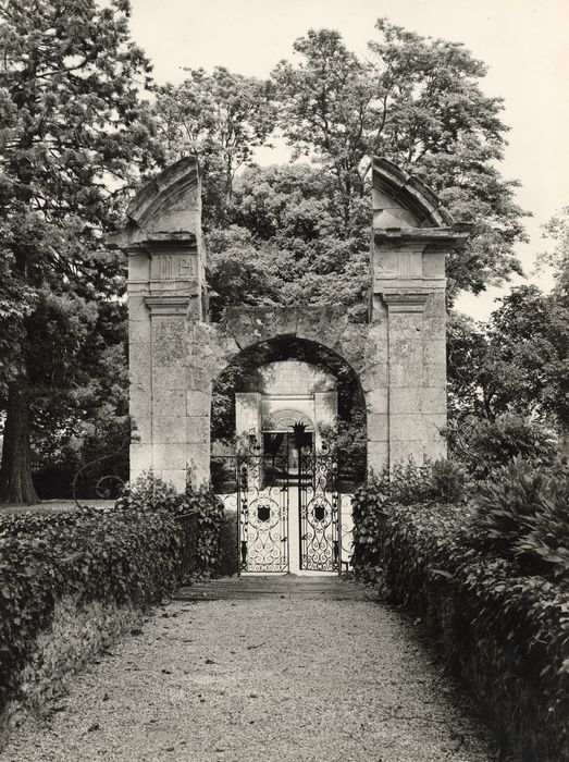 portail d’accès ouest au jardin