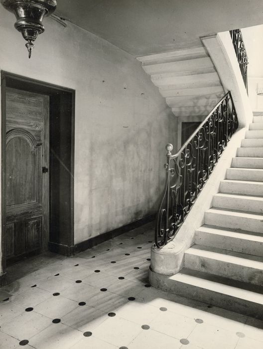 escalier principal, vue partielle