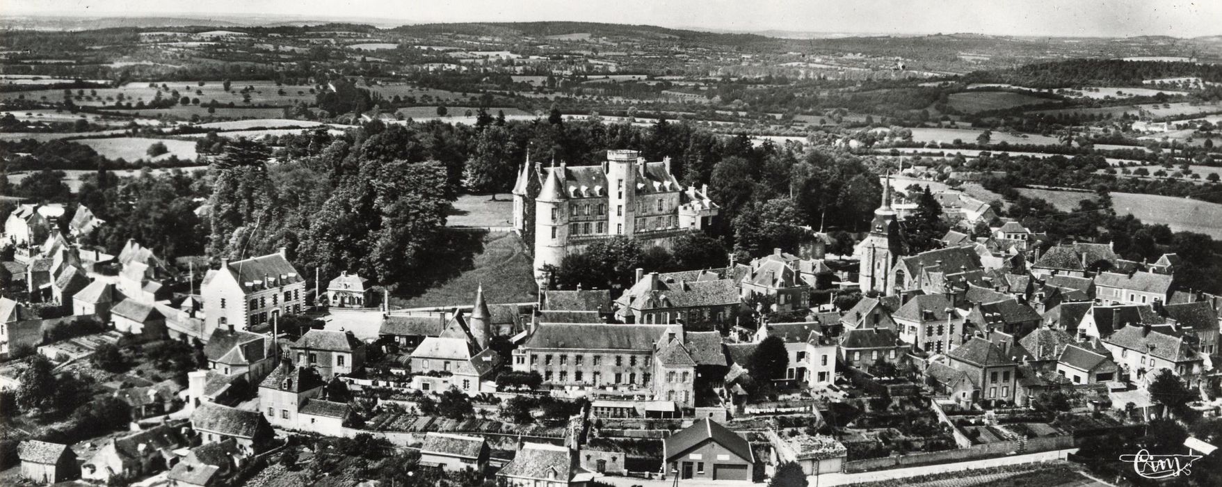 vue aérienne du château dans son environnement