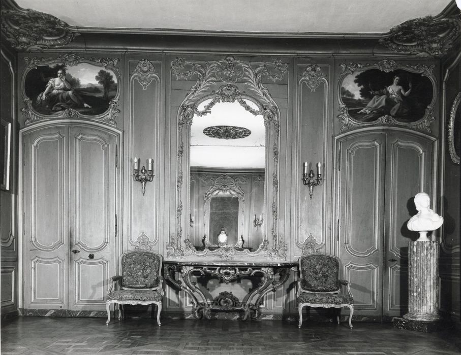 grand salon, vue partielle des lambris de revêtement