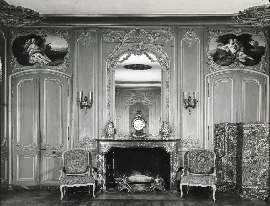 grand salon, vue partielle des lambris de revêtement