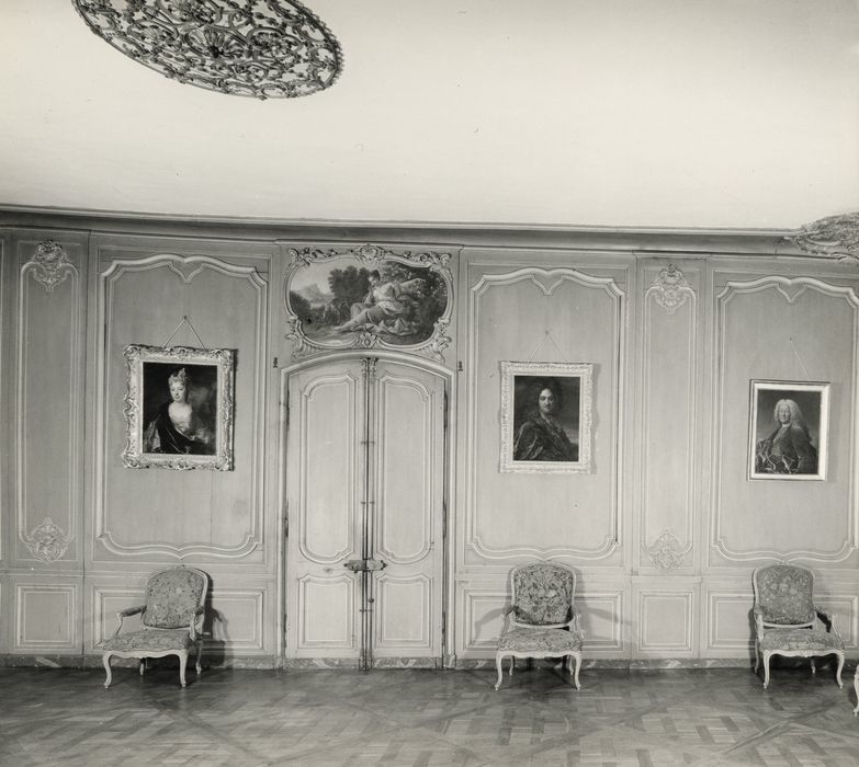 grand salon, vue partielle des lambris de revêtement