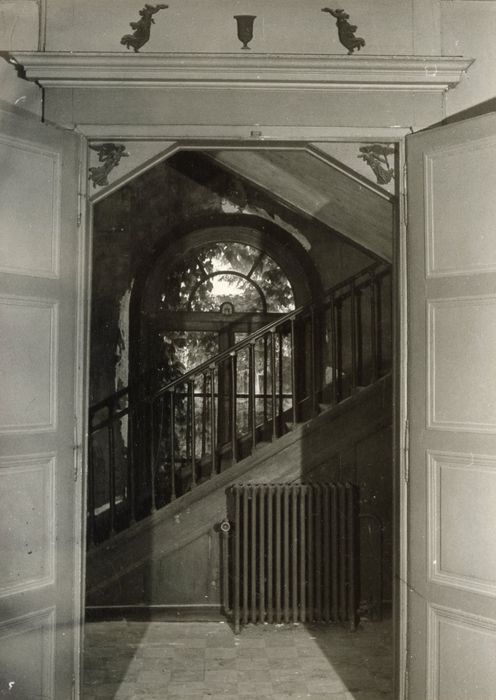 escalier principal, vue partielle