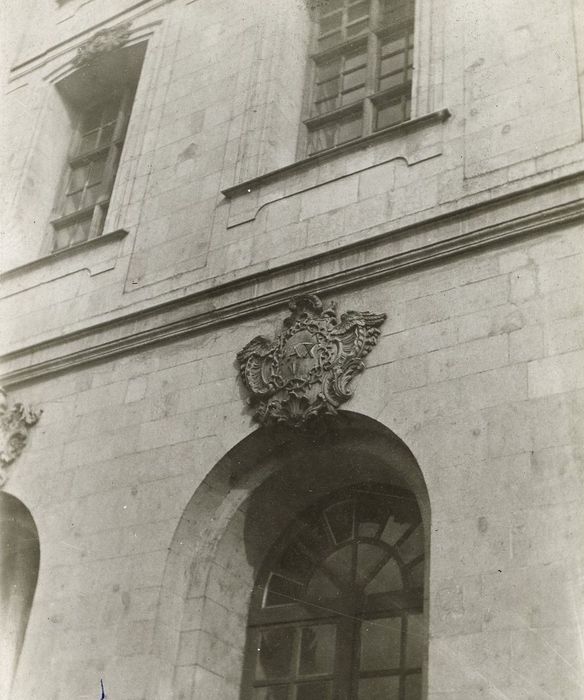 façade nord, détail d’une agrafe sculpté