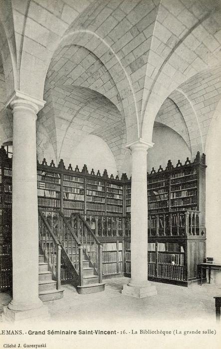 bibliothèque, vue partielle