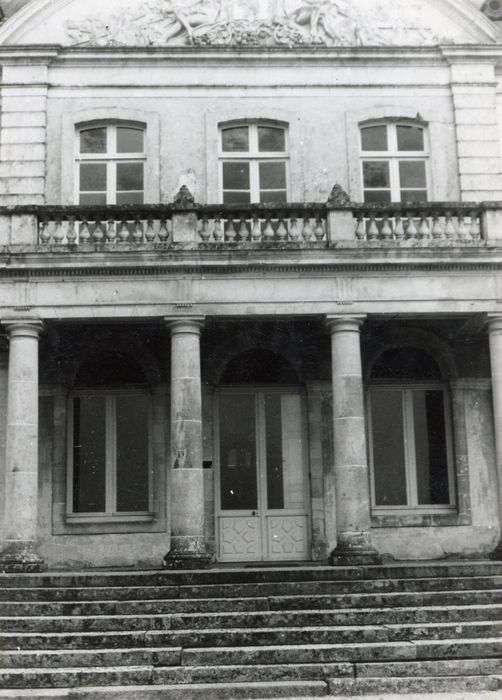 façade nord-ouest, avant-corps central, vue partielle