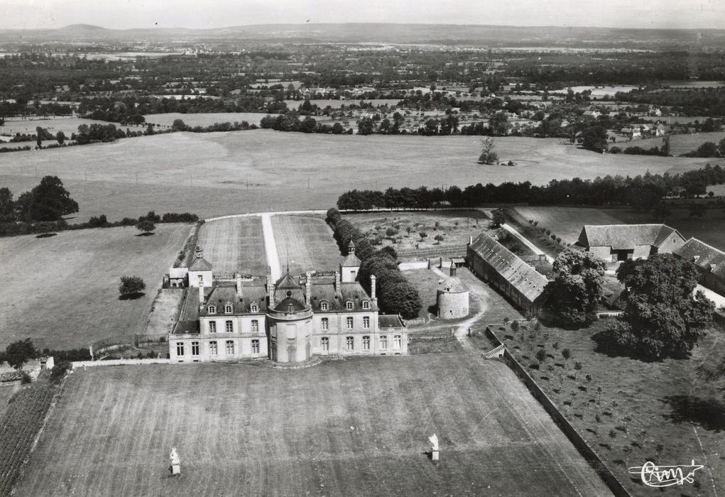 vue aérienne du château dans son environnement