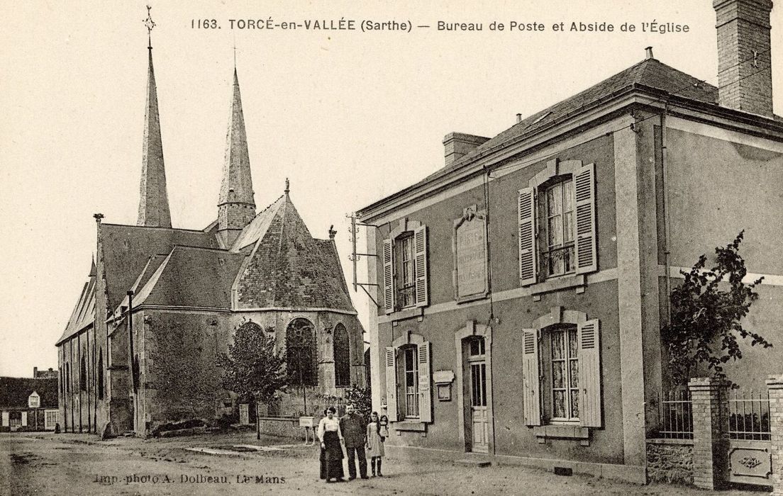 vue générale de l’église dans son environnement depuis l’Est