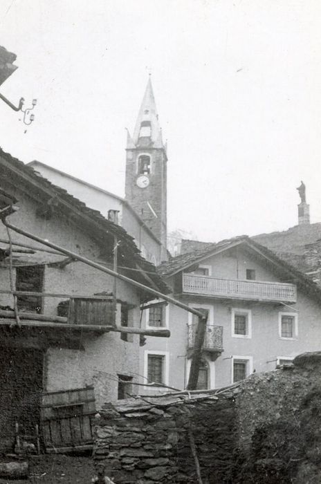 vue partielle de l’église dans son environnement depuis l’Ouest