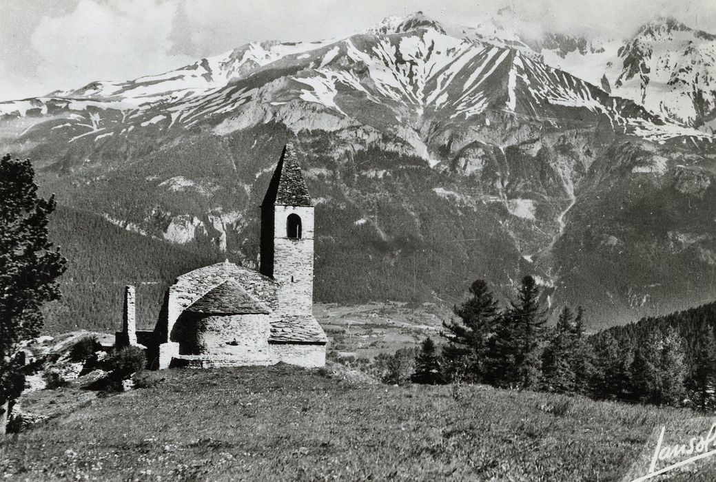 vue générale de l’église dans son environnement depuis le Sud-Est