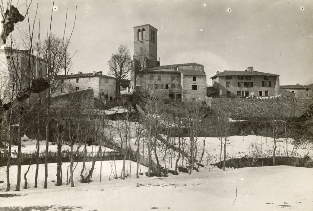 vue générale de l’église dans son environnement depuis le Sud-Est