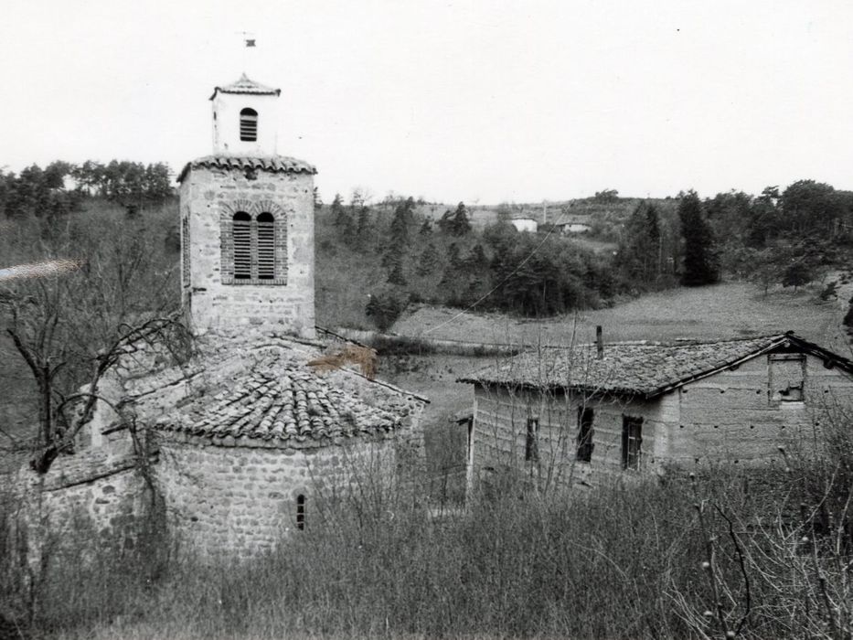 vue générale de la chapelle dans son environnement depuis l’Est