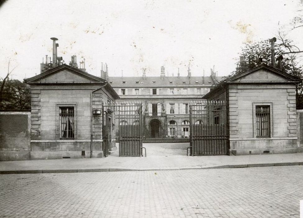 grille d’accès à la cour d’honneur