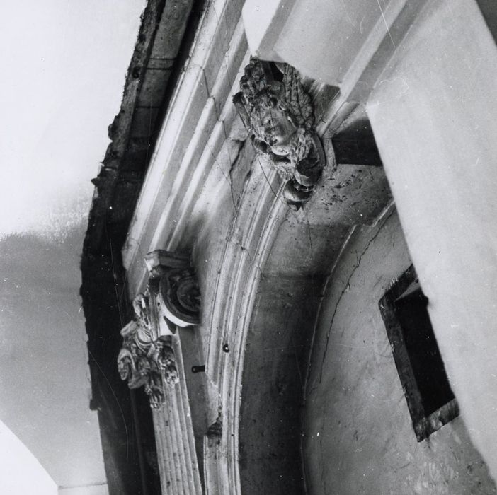 ancienne église, arcade, détail d’une agrafe