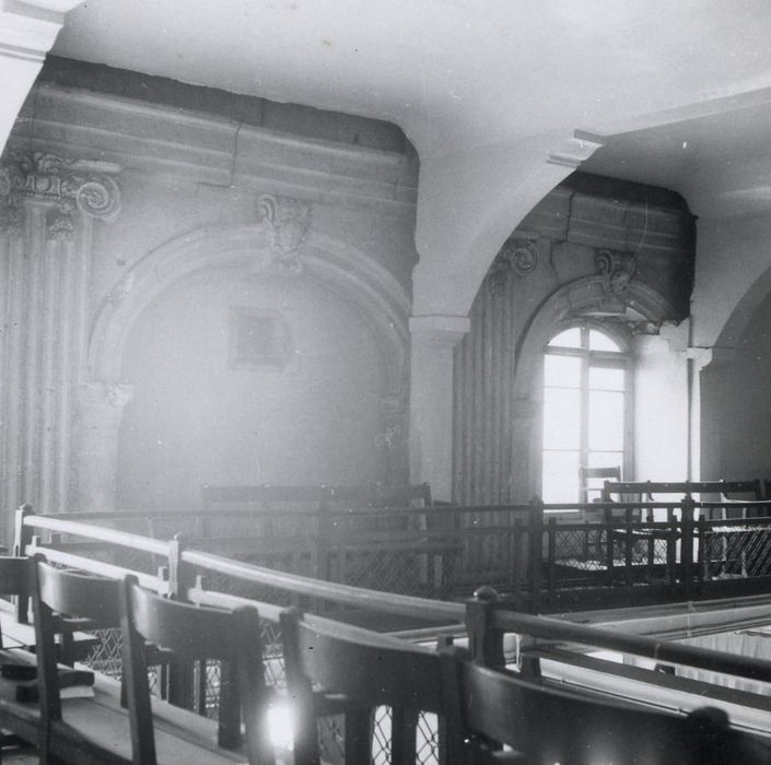 ancienne église, vue partielle des arcades