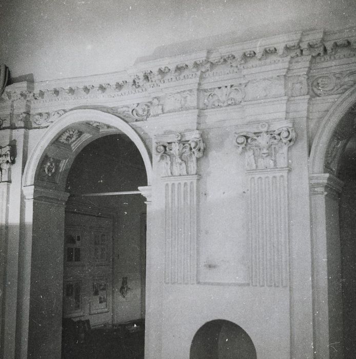 ancienne église, vue partielle des arcades