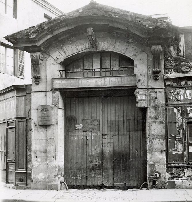 portail monumental sur rue d’accès à la cour intérieure