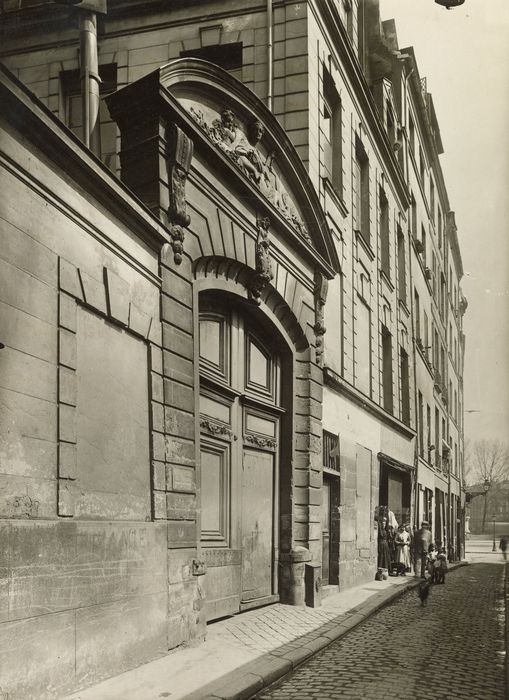 portail monumental sur rue d’accès à la cour intérieure