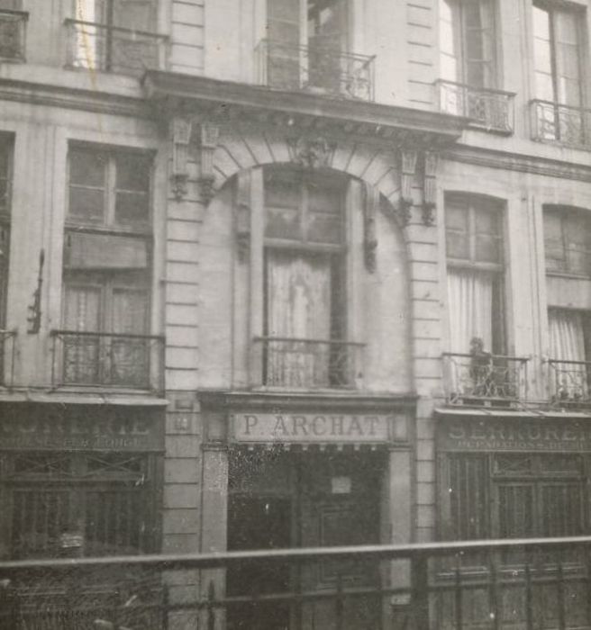 façade sur rue, vue partielle