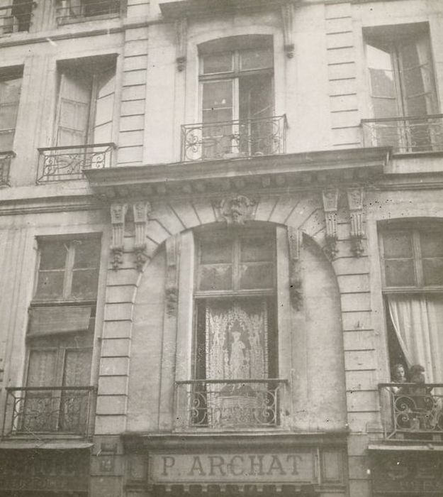 façade sur rue, vue partielle