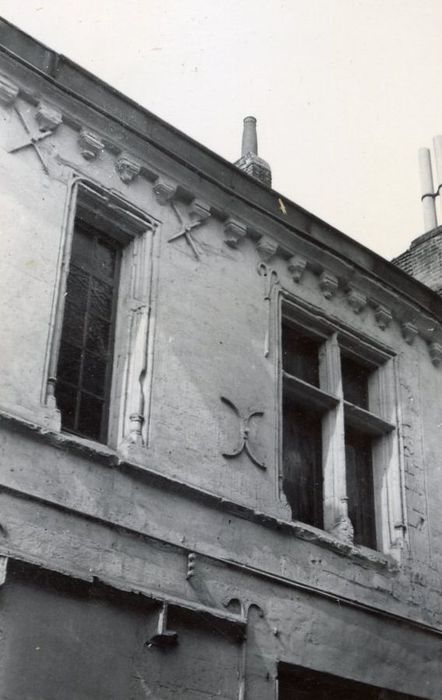 façade sur rue, vue partielle