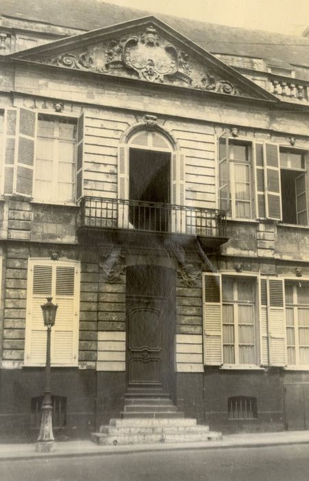 façade sur rue, vue partielle