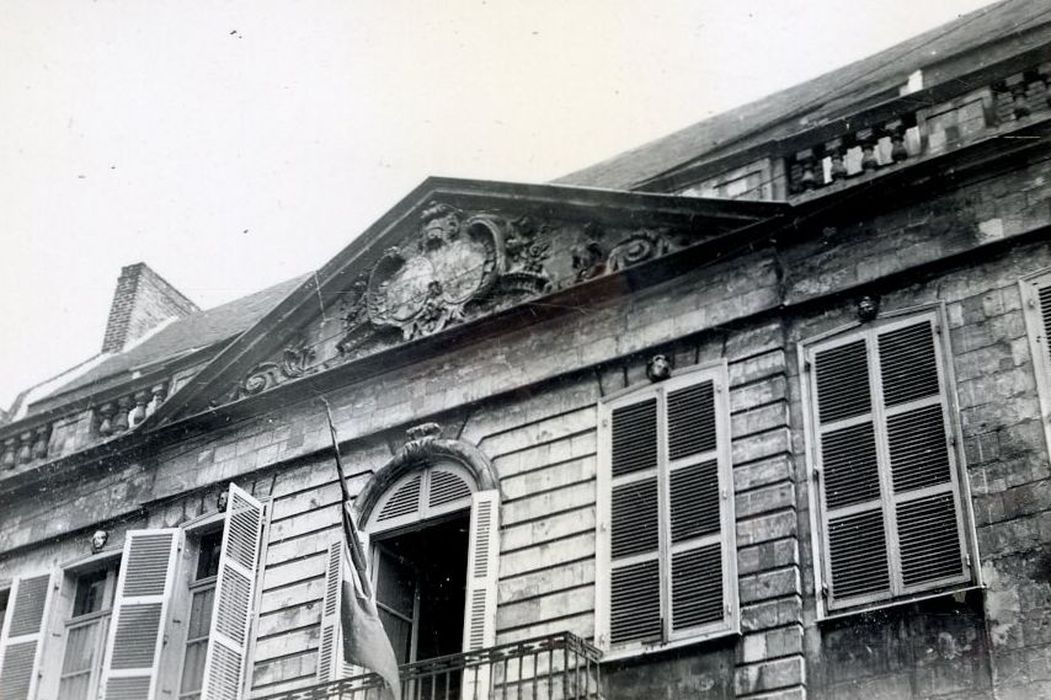 façade sur rue, détail du fronton