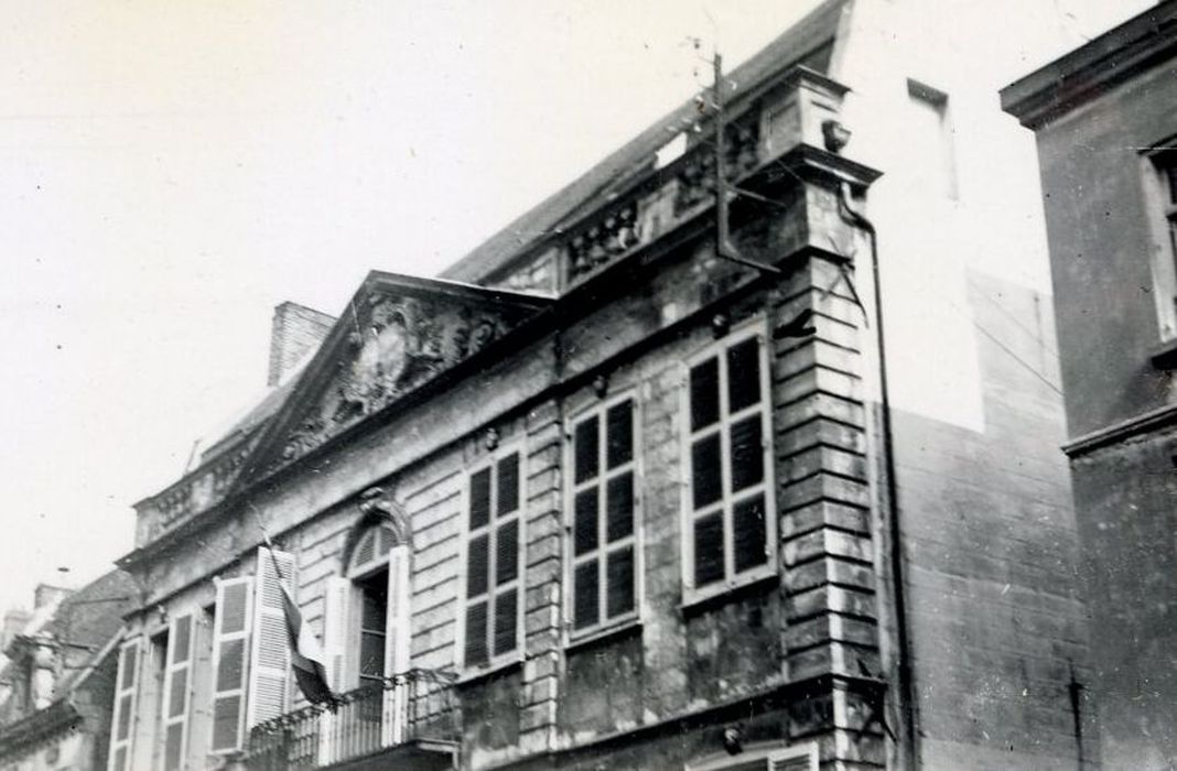 façade sur rue, vue partielle