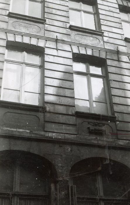 façade sur rue, vue partielle