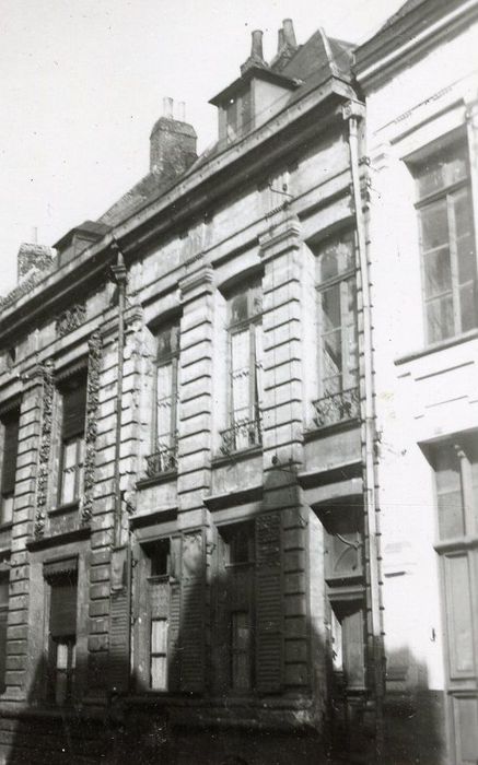 façade sur rue, vue partielle