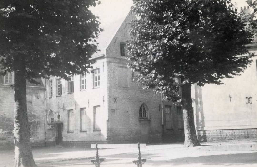 façades sur la place Sainte-Agnès