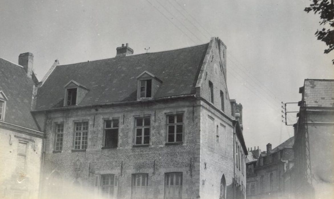 façade sur la place Sainte-Agnès