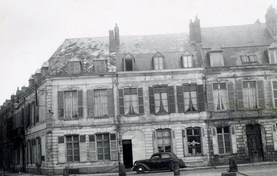 façades sur la place