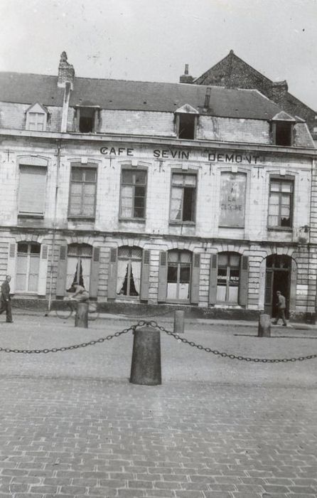 façade sur la place