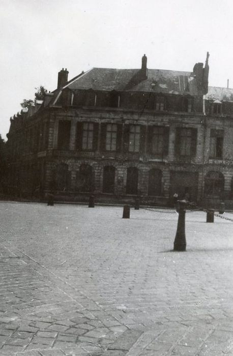 façade sur la place