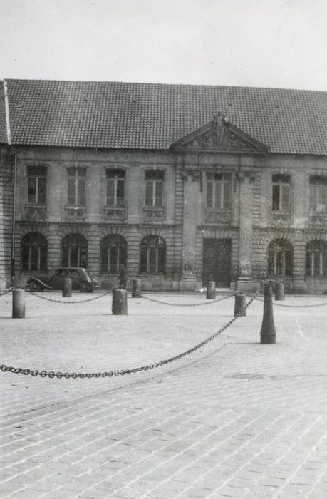 façade sur la place