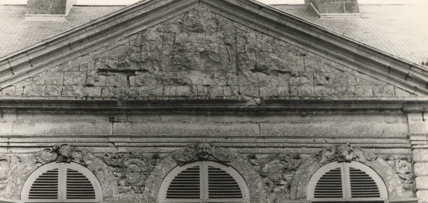 façade ouest, détail des décors sculptés