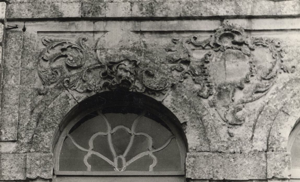 façade ouest, détail des décors sculptés