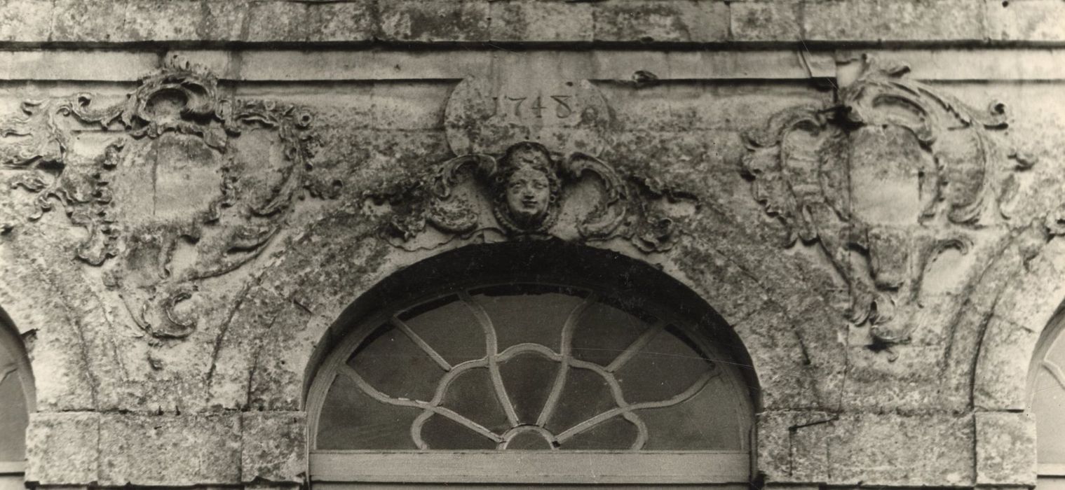 façade ouest, détail des décors sculptés