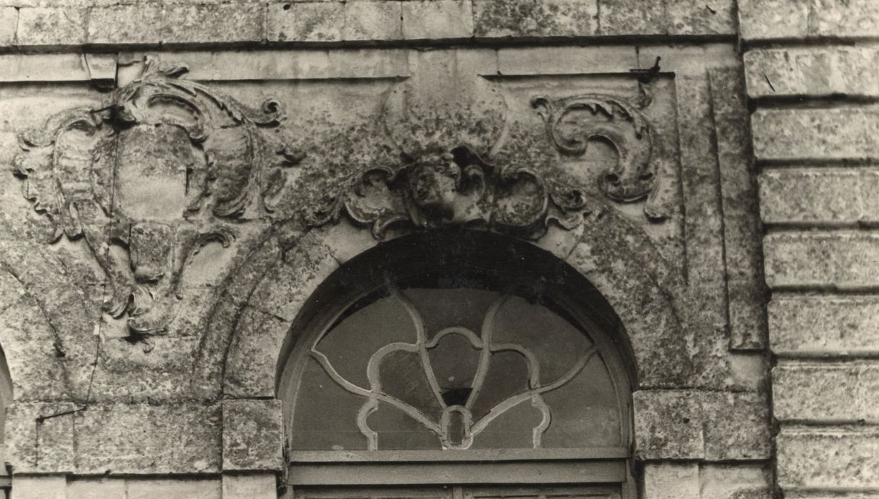 façade ouest, détail des décors sculptés