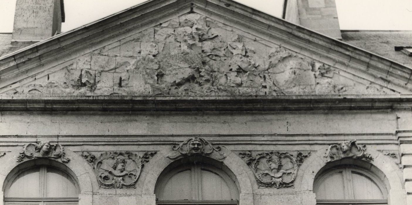 façade est, détail des décors sculptés